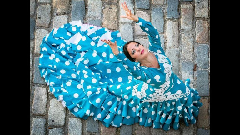 Espect&aacute;culo de flamenco con vestuario vibrante: Una explosi&oacute;n de color y pasi&oacute;n