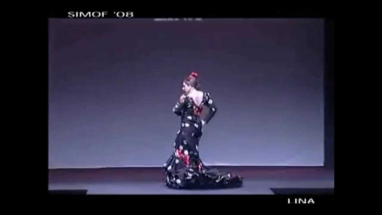 Innovaci&oacute;n y Tradici&oacute;n en la Pasarela de Moda Flamenca con Batas de Cola