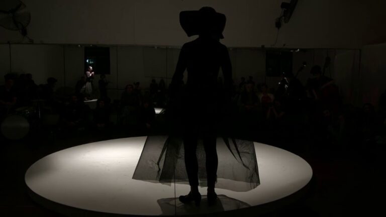 Escenograf&iacute;a y Vestuario en el Flamenco Contempor&aacute;neo: Innovaciones y Tendencias